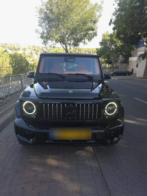 הגריל האנכי והפנסים העגולים של מרצדס G63 שחורה, במבט ישר מלפנים