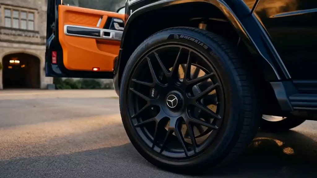 תקריב של חישוק AMG שחור ליד דלת פתוחה עם ריפוד כתום